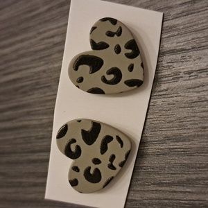 BNWT greyish taupe and black leopard print heart earrings